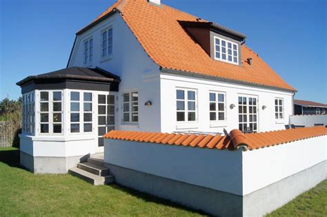 Og den rødmalte stuen har en egen plass i bevisstheten vår. rødt tegl tag og hvidt hus! | Home fashion, Arkitektur, Huse