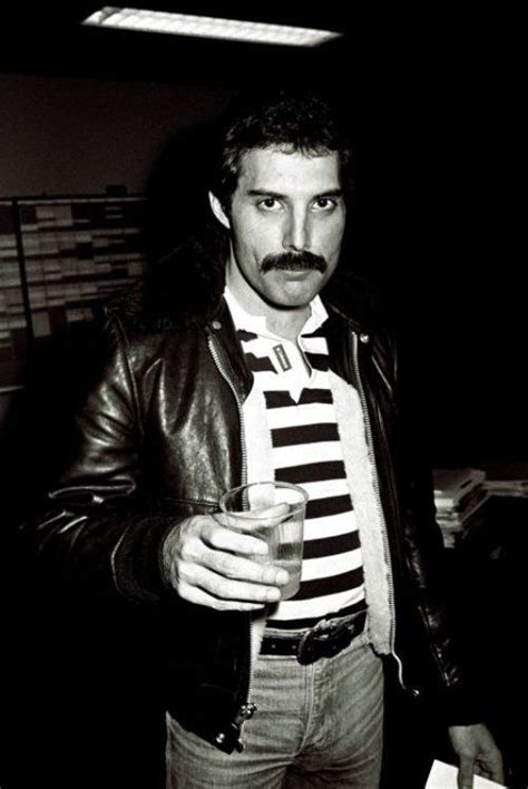 Rare Photos Of Freddie Mercury Queen Photos Queen Pictures Mr