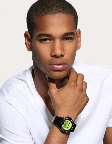 Il faut opter pour les contrastes de longueurs ou porter des styles exécutés aux ciseaux…ou presque! Coiffure homme noir