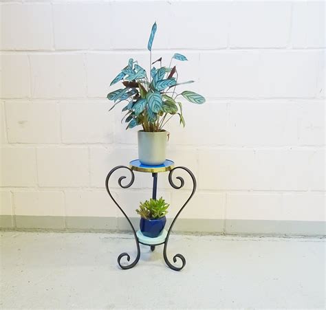 Il 05/10/1963 giuseppe battistella dopo alcuni anni di apprendimento inizia la sua attività di fiorista con un piccolo negozio. Vaso da fiori Mid-Century in ferro battuto, Francia, anni ...