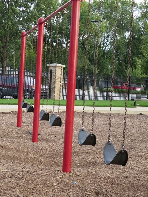 Gambar Kota Taman Ayunan Tempat Umum Anak Anak Kesenangan