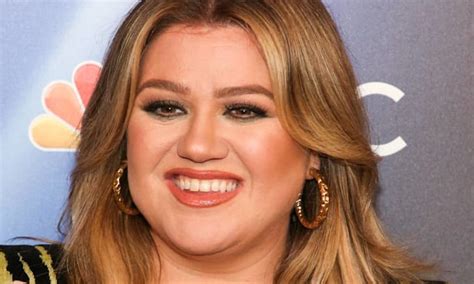 Kelly Clarkson Sizzles In Flirty Zip Up Mini Dress With A Twist In Jaw