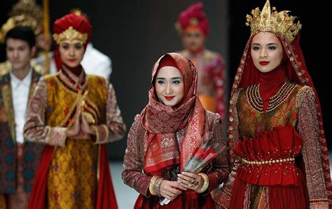 Del 26 al 29 julio 2018. Designs Dian Pelangi | Indonesia Fashion Week 2014 ...