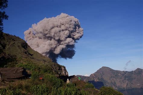 Hundreds Of Tourists Missing After Volcano Erupts In Lombok Indonesia