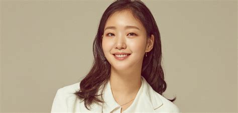 Her notable films include a tale of two sisters (2003), the big swindle (2004), the old garden (2007), and cart (2014), as well as the television series royal family (2011), and sky castle (2018). Kim Go Eun » Güney Kore Sineması