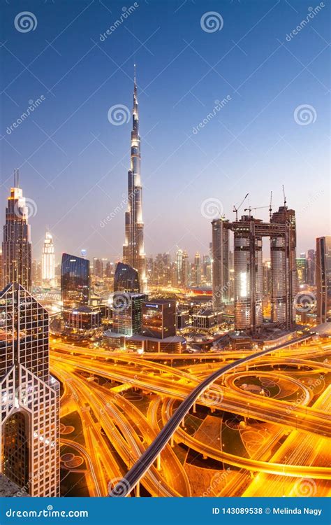 Verkehr Auf Einem Beschäftigten Schnitt Auf Sheikh Zayed Landstraße
