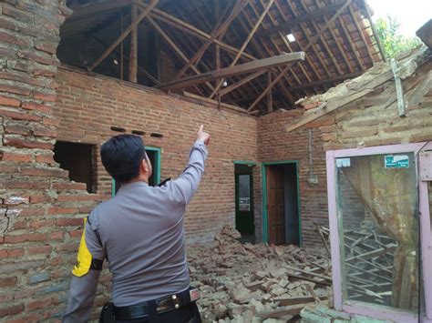 Artikel ini akan membahas desain rumah type 36. Rumah Ambruk Diterpa Angin Kencang - Radar Pekalongan Online