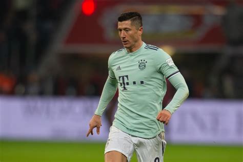 Bayern munich's prolific robert lewandowski added his name to the bundesliga record books by becoming only the second player in the history of the german top division to score 23 goals in the. Vertragsdetails aufgetaucht!: Robert Lewandowski: Real ...