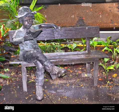 Statue De Bronze Dans Le Jardin Banque De Photographies Et Dimages à