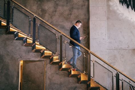 Premium Photo Man Going Down The Stairs And Having Video Call