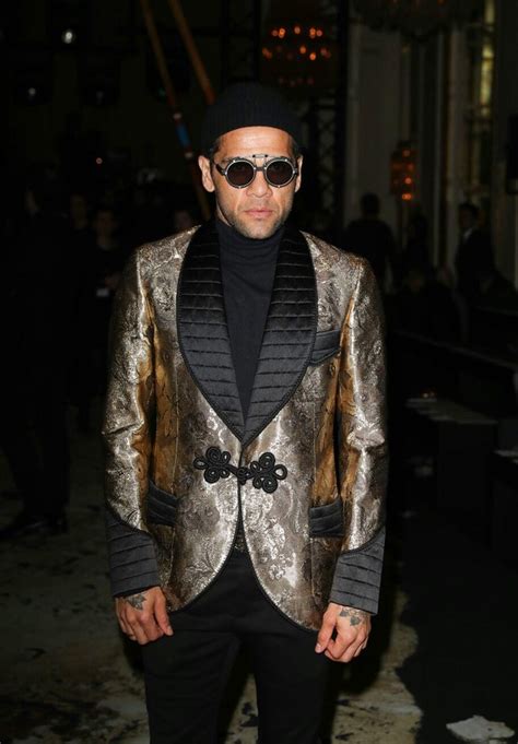 Daniel alves was born on may 6, 1983 (age 38) in juazeiro, brazil. Daniel Alves Estiloso / Daniel Alves e Joana Sanz: o casal ...