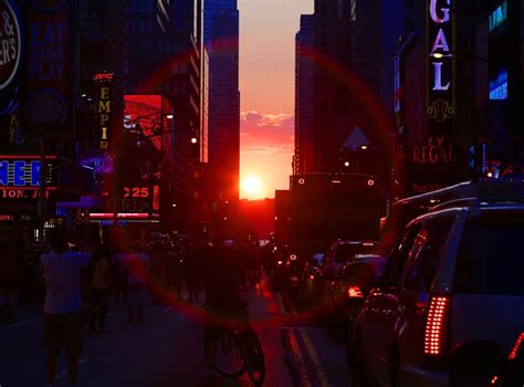 Manhattanhenge Phenomenon Sun Sets On New Yorks Iconic Skyline