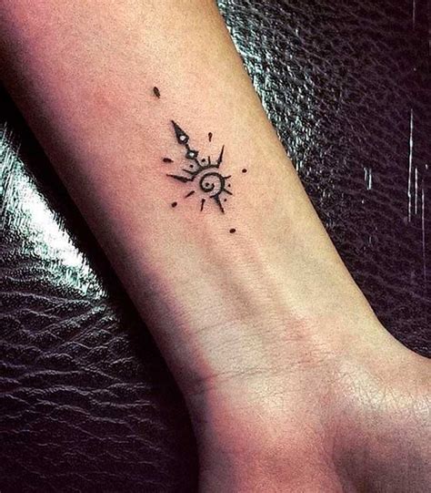 Haz de tus recuerdos una obra maestra con los lienzos de calidad de zazzle. 【Tatuajes pequeños】 Significado y mejores diseños