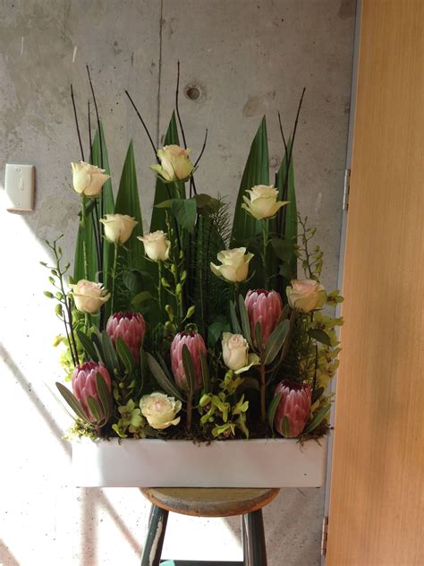 Vertical parrallel arrangement | Flower display, Flower arrangements, Flower class