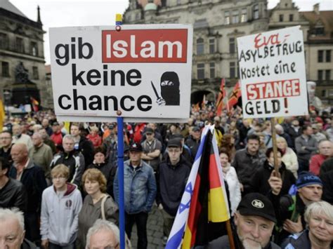 Oprichting van pegida in 2014 in dresden, duitsland. Amazon Spikes Chart Topping Anti-Immigrant PEGIDA Song By ...