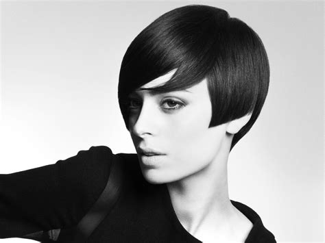 Styles were influenced by the working classes, music, independent cinema, and social movements. Short retro haircut with elements of swinging 60s hairstyles