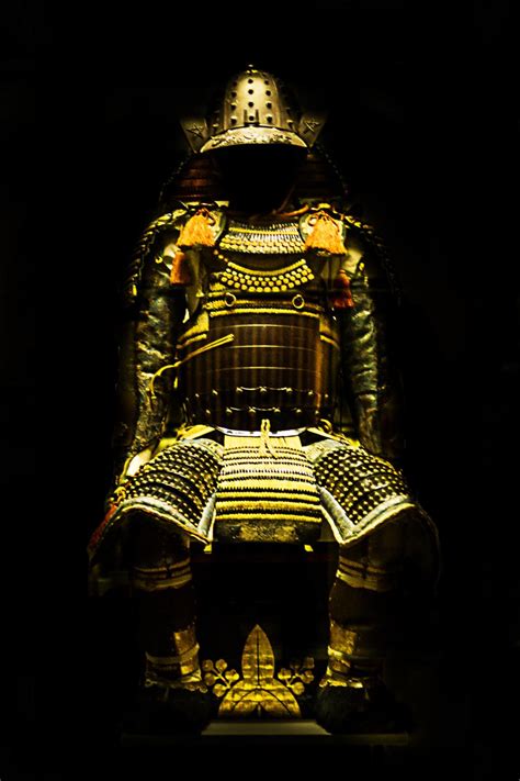 Yasuke is the captain of the seventh division of the gotei 13 and former member of the kidō corps. samurai gold armour - WeLoveSoLo
