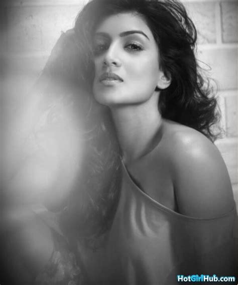 Pallavi Sharda Hot Photos Bollywood Actress Sexy Photos 12 Photos