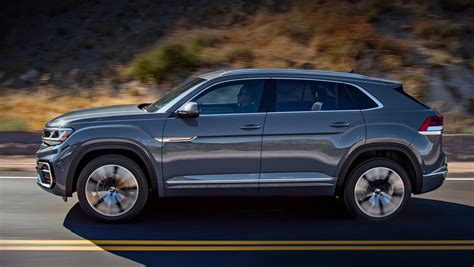 The volkswagen atlas cross sport, like its bigger brother atlas, carries people and cargo first — luxury comes at least third, maybe fourth. Пятиместный Volkswagen Atlas Cross Sport представлен в США ...