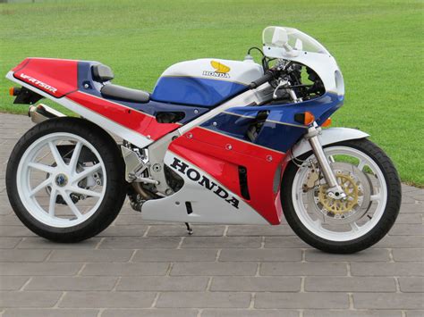 Submit your own biking pictures online. Really Cool 1989 Honda RC30 available in Australia - Rare ...