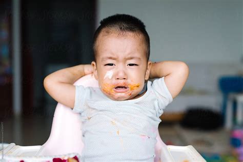Adorable Kid Eating At Home Del Colaborador De Stocksy Maahoo Stocksy