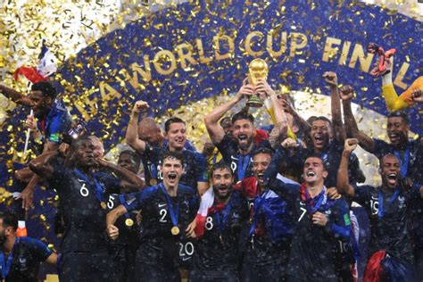 Foot Le Trophée De La Coupe Du Monde 2018 Est Présenté Aujourdhui Au