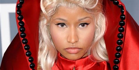 Nicki Minaj Au Top Dans Son Costume Rouge Purebreak