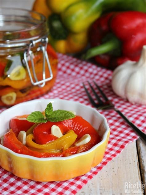 È possibile conservare i peperoncini piccanti sott'olio, lasciando invariati profumi e sapori. Peperoni sott'olio senza aceto | RicetteDalMondo.it