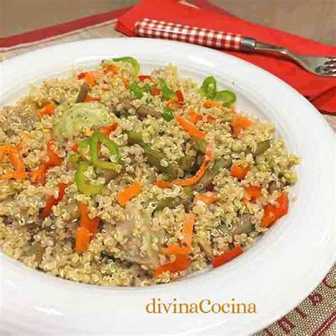 Vierte las semillas en un colador de malla fina y enjuágalas muy bien bajo el agua fría del grifo, frotando ligeramente con tus dedos. Receta de quinoa con verduras - Divina Cocina