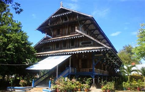 Rumah adat sulawesi barat ini terdapat 2 jenis, yaitu rumah adat mandar/boyang dan rumah adat banoa sibatang/banoa batang. Rumah Adat Sulawesi Tenggara dan Penjelasannya
