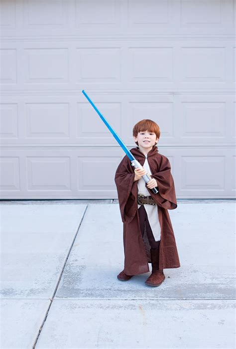 If you need a quick and easy star wars jedi costume idea, this is the one! DIY // Jedi Halloween Costume Tutorial | Armelle Blog