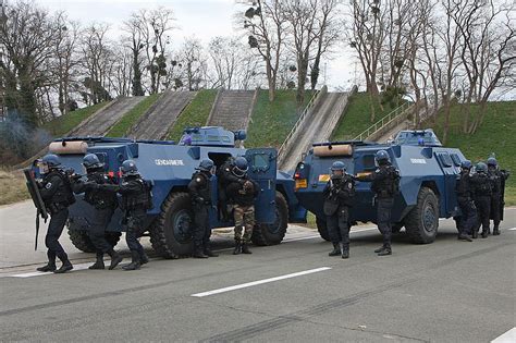 Toulouse Deux Blindés De La Gendarmerie Sont Arrivés Pour La Manif