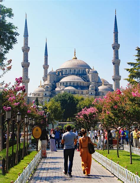 Walking towards the Blue Mosque, a jewel in Istanbul's crown : travel