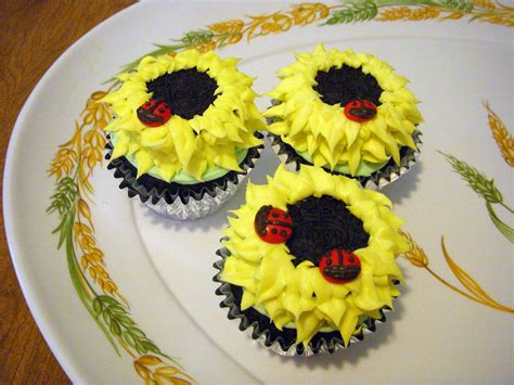 Who doesn't love oreos and cupcakes? sunflower cupcakes using oreo cookies | Creative food ...