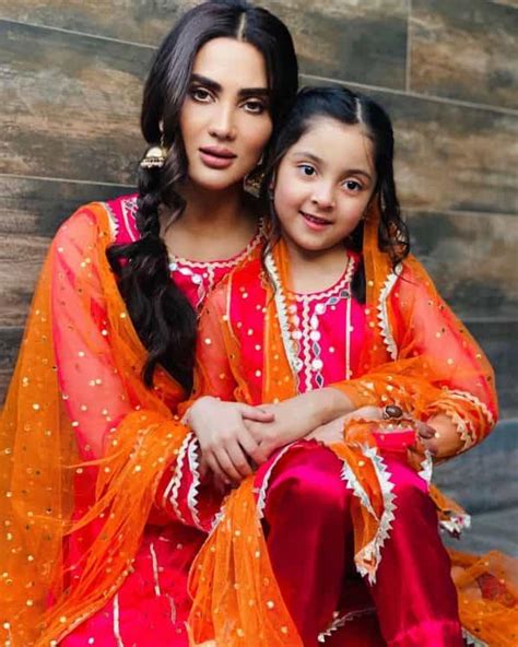 Fiza Ali Same Dress Beautiful Pictures With Her Daughter Faral 