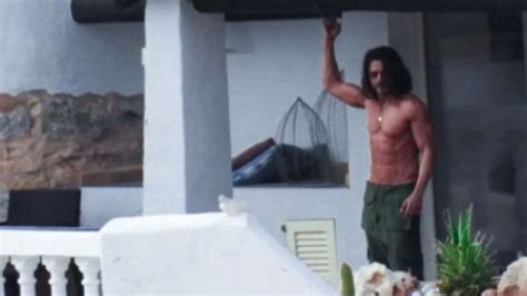 Shah Rukh Khan Flaunts Pack Abs In Leaked Pic From Pathaan Sets