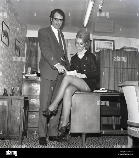 1970er jahre historische trägt einen minirock sekretärin sitzt auf dem rand von einem ihr chef