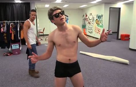 One Direction S Harry Styles And Niall Horan Strip Topless For Talk