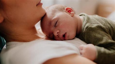 Hidung tersumbat merupakan gejala dari sebuah penyakit. 4 Cara Rumahan untuk Mengatasi Hidung Bayi Tersumbat