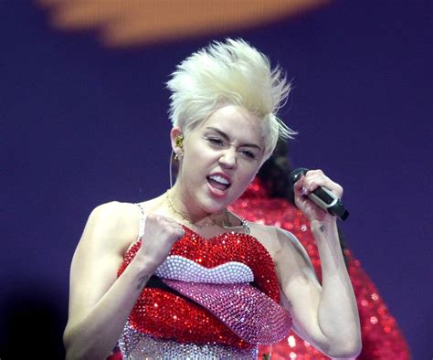 Miley Cyrus Performs In London Slideshow