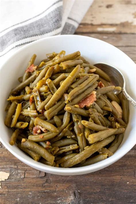 Southern Style Seasoned Green Beans With Bacon The Hungry Bluebird