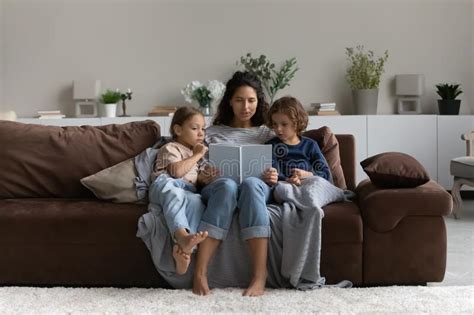 Madre Cuidando Leyendo Un Libro Para Adorables Niños Sentados En El