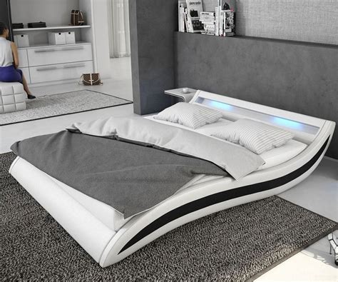 Ein bett mit stauraum unter dem lattenrost ist in kleinen schlafzimmern und jugendzimmern eine wertvolle hilfe. Bett Adonia Weiss Schwarz 140x200 cm mit LED Beleuchtung ...