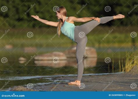 Une Jeune Femme Nue Pratique Le Yoga Sur La Plage Image Stock Image