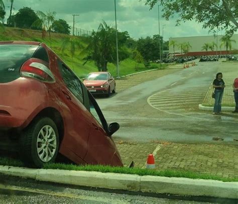 Motorista Perde O Controle E Carro Cai Em Valeta Na Entrada Do Via Verde Shopping Bombou