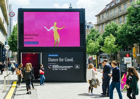 2 banks in 2 countries. Unsere Kunden & Projekte: Mercedes-Benz Bank und "COLOURS"