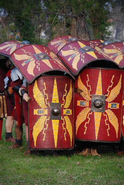 Escudos Romanos Del Soldado Foto De Archivo Imagen De Potencia Casco