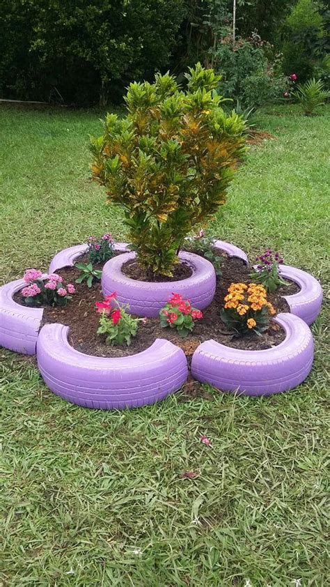 Con neumáticos reciclados se pueden hacer muchas cosas, pero una de las más útiles y decorativas son las macetas, los maceteros y los canteros para el jardín. Jardines Con Llantas Y Botellas