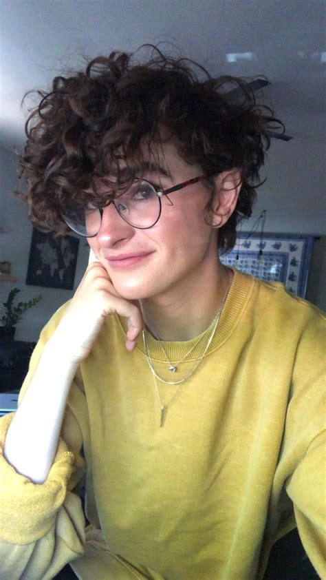Curly hair can be a great asset if you know how to style it like the pro hairstylists. Pin by Shahar on Hair in 2020 | Androgynous hair, How to curl short hair, Grunge hair