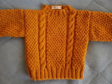 Avec une robe à fleurs ou un jean slim, les filles. modèle tricot pull 9 mois